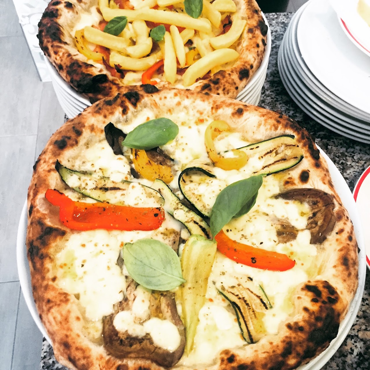 Pizza so zeleninou a mozzarellou z pece na drevo