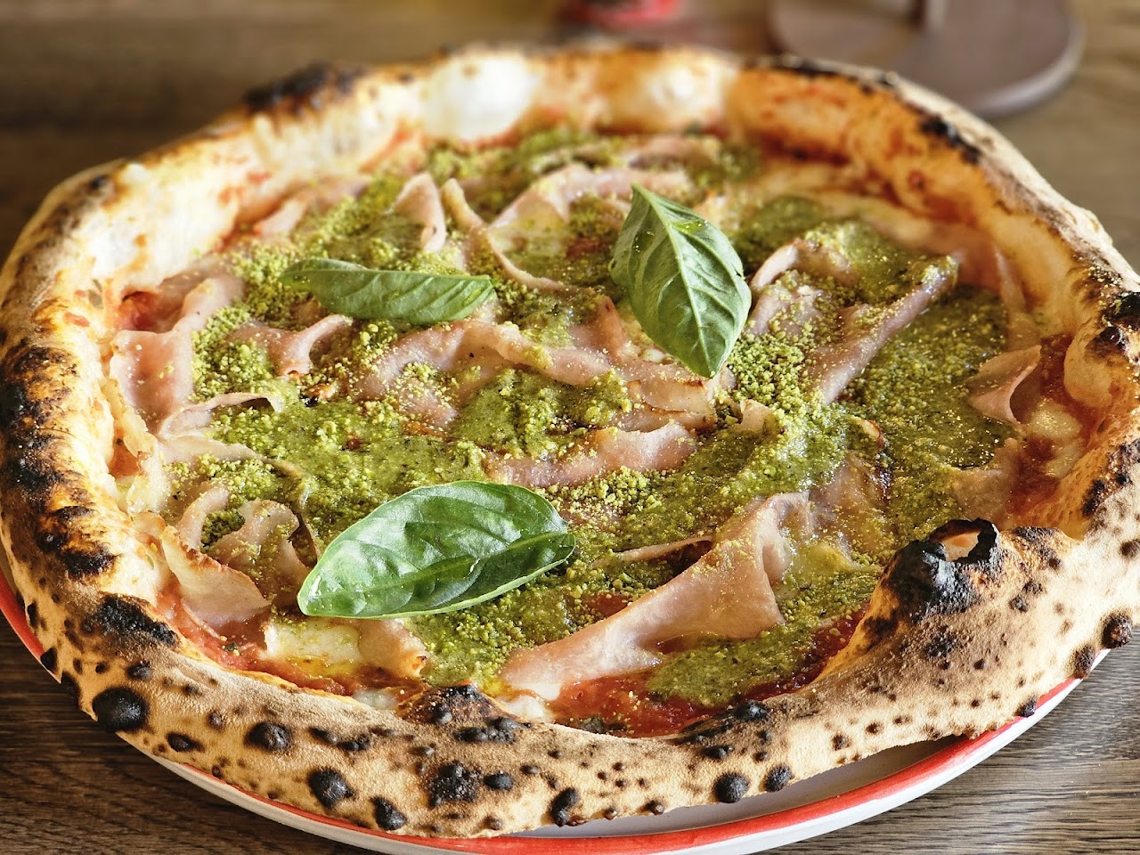 Neapolská pizza s mortadelou a pistáciovým pestom